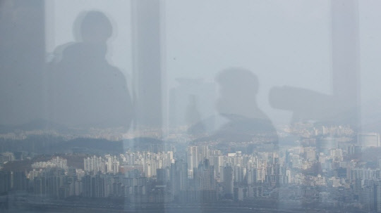 서울 여의도 63아트 전망대에서 전망을 관람하는 청년들. <연합뉴스>